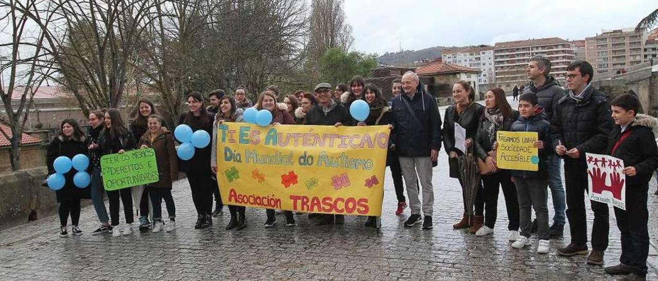 Concentración de afectados sobre el Puente Romano. // Iñaki Osorio