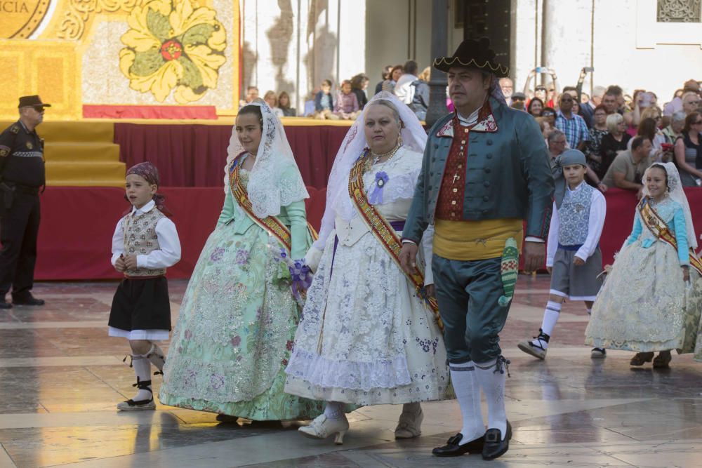 Desfile de las falleras mayores de las diferentes comisiones durante la procesión general de la Mare de Déu dels Desemparats.