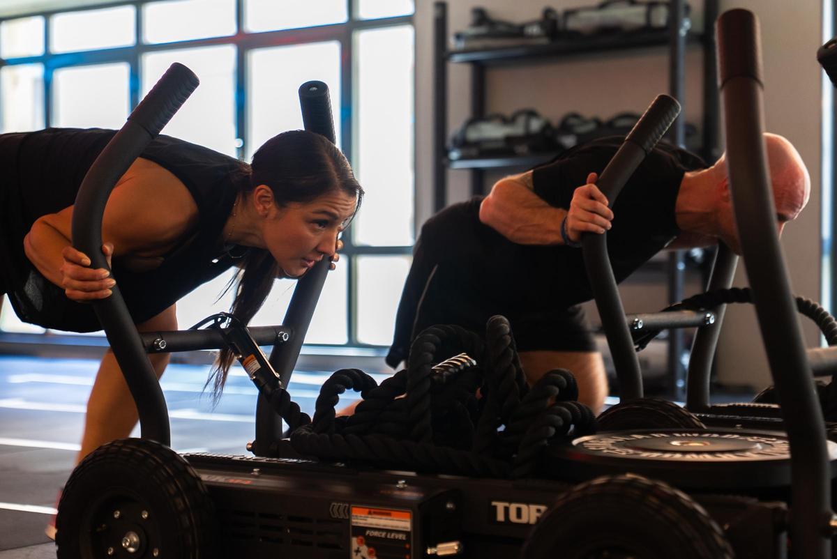 Entrenamiento de fuerza con 'trineos' en una de las nuevas salas de DiR Tuset.