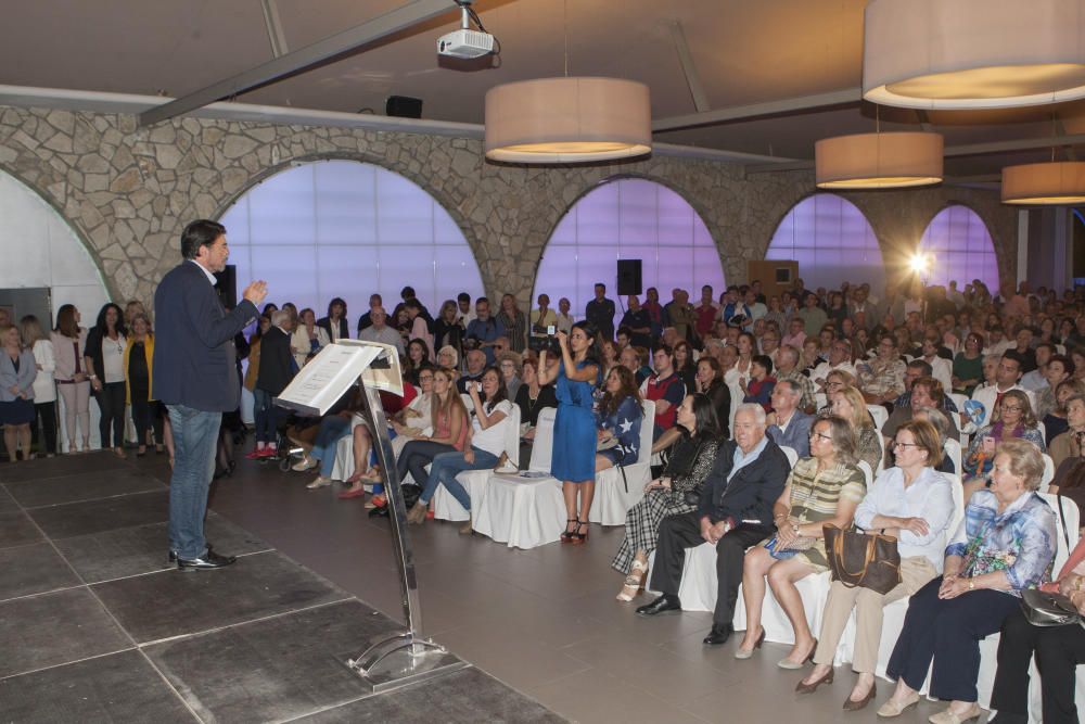 Reúne a más de 500 personas en la presentación de su candidatura.