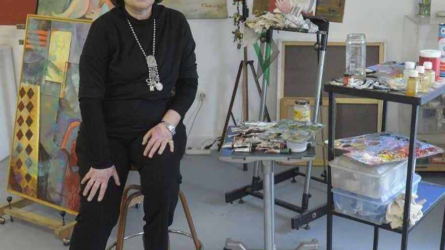 Marta Pardo de Vera posa en su estudio junto con sus obras.