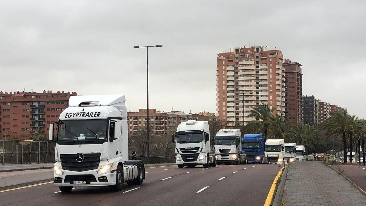 Imagen de archivo de la protesta de camiones colapsando el acceso a València por la A-3 el pasado mes de marzo.