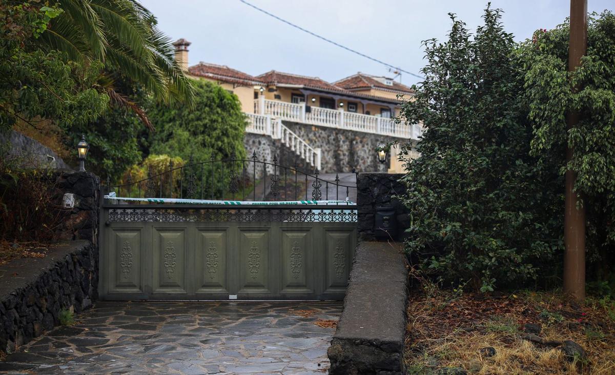 Imagen de la entrada a la finca y la vivienda donde una mujer presuntamente mató a su hija en Breña Alta durante la noche del lunes.