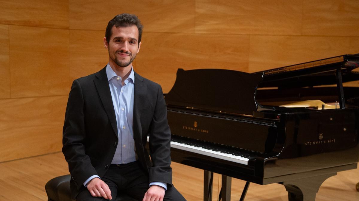 Alonso Gabarrús Nerín, el zaragozano que ha ganado la Beca de Canto 'Pilar Lorengar-Ciudad de Zaragoza' 2026