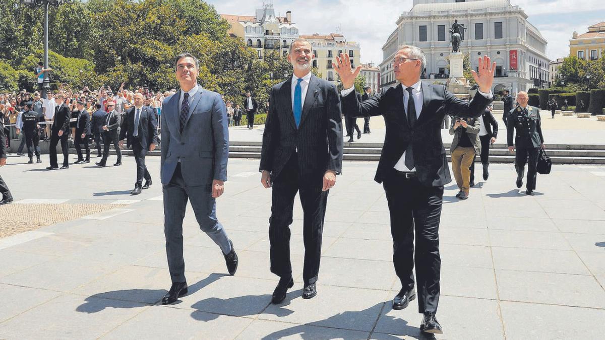 Vorgeschmack aufs Treffen: Premier Sánchez, König Felipe und Nato-Generalsekretär Stoltenberg (v. li.) am Montag (30.5.) in Madrid.  | F.: BALLESTEROS/EFE