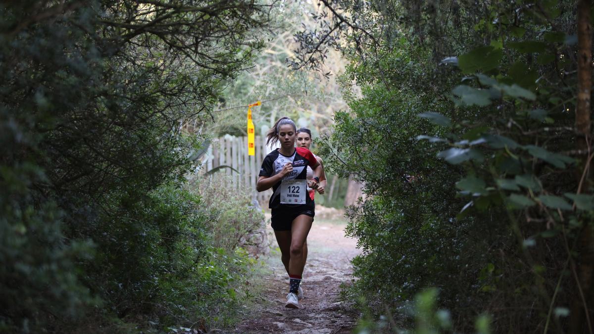 Una corredora avanza por un carril en una competición de trail en Ibiza.