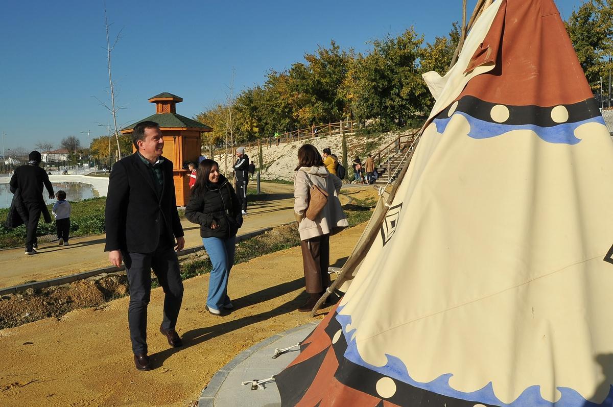 El alcalde de Lucena, durante su visita al Parque Europa.