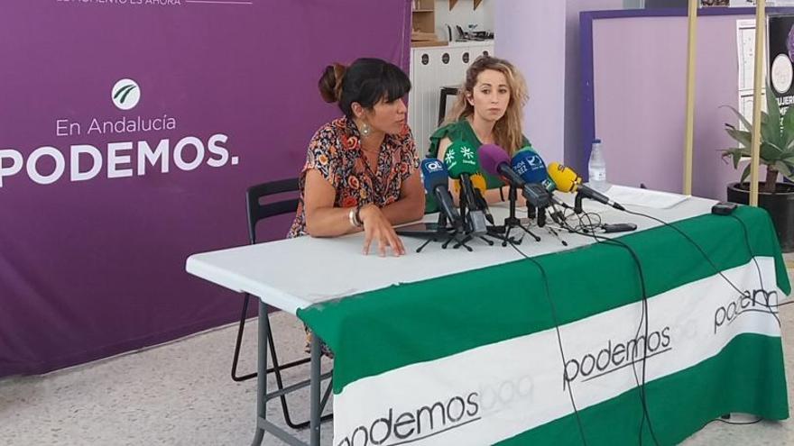 Teresa Rodríguez (i) en una rueda de prensa en Jerez.