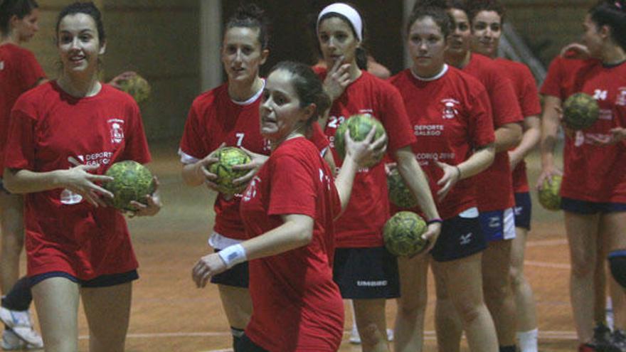 Las jugadoras del Porriño, durante el entrenamiento de ayer. // Jesús de Arcos