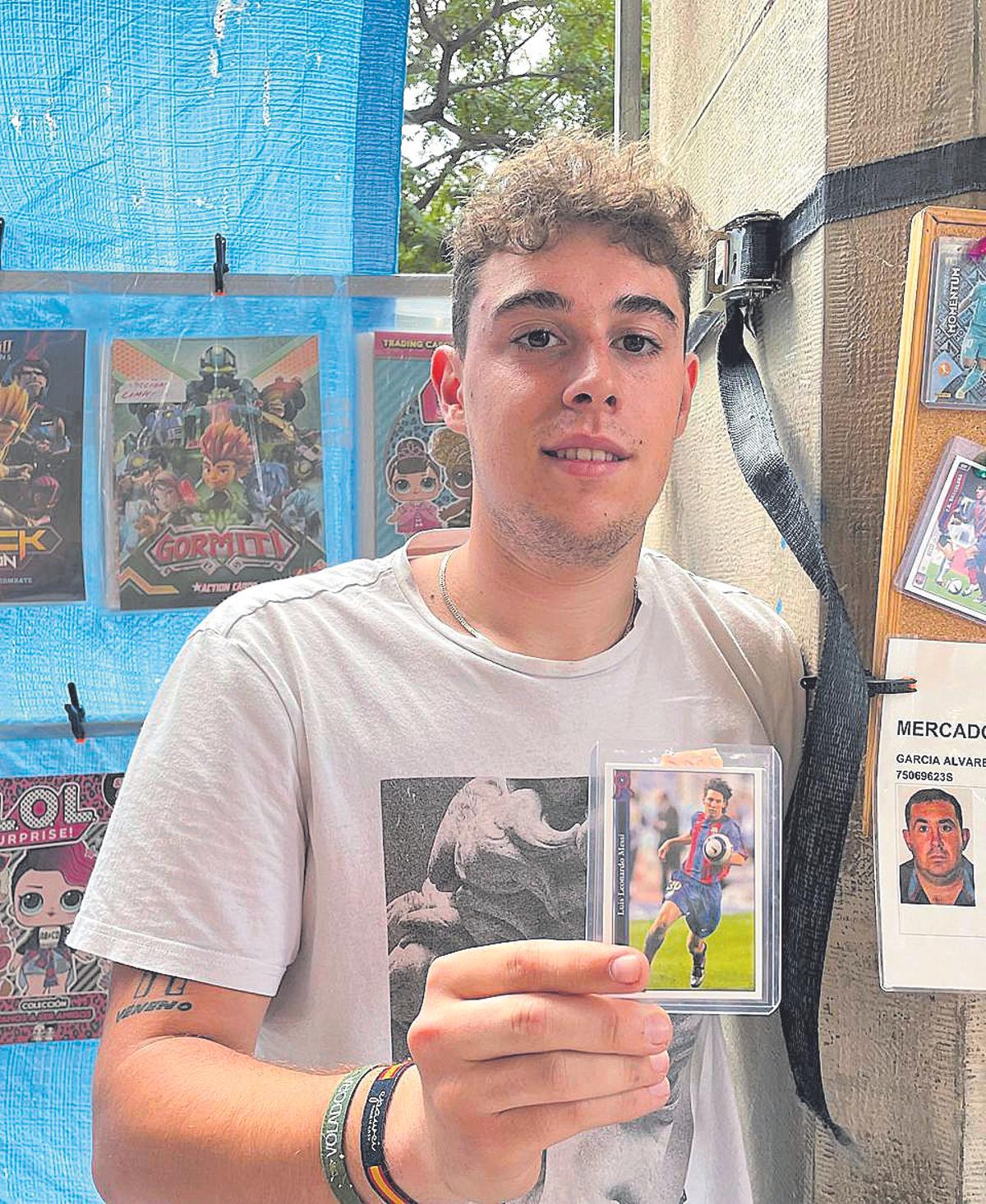Uno de los vendedores, con un cromo de Messi valorado en cientos de euros.