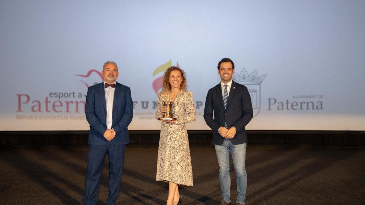 Sagredo y José Manuel Mora entregando el Premio Especial a la deportista Piedra Escrita en la XV Gala del Deporte de Paterna.