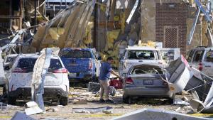 Un hombre mira un automóvil dañado después de que un tornado azotara Valley View, Texas.