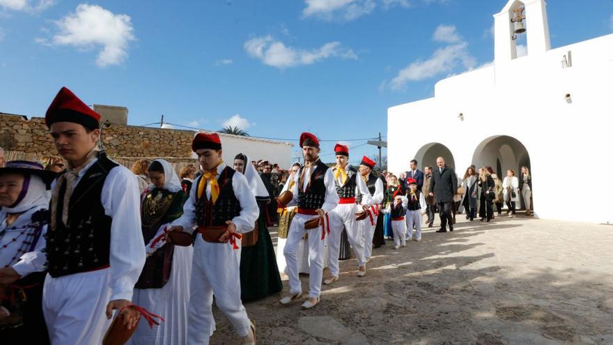 Salida de la iglesia tras la misa en las fiestas de 2023. | J.A. RIERA