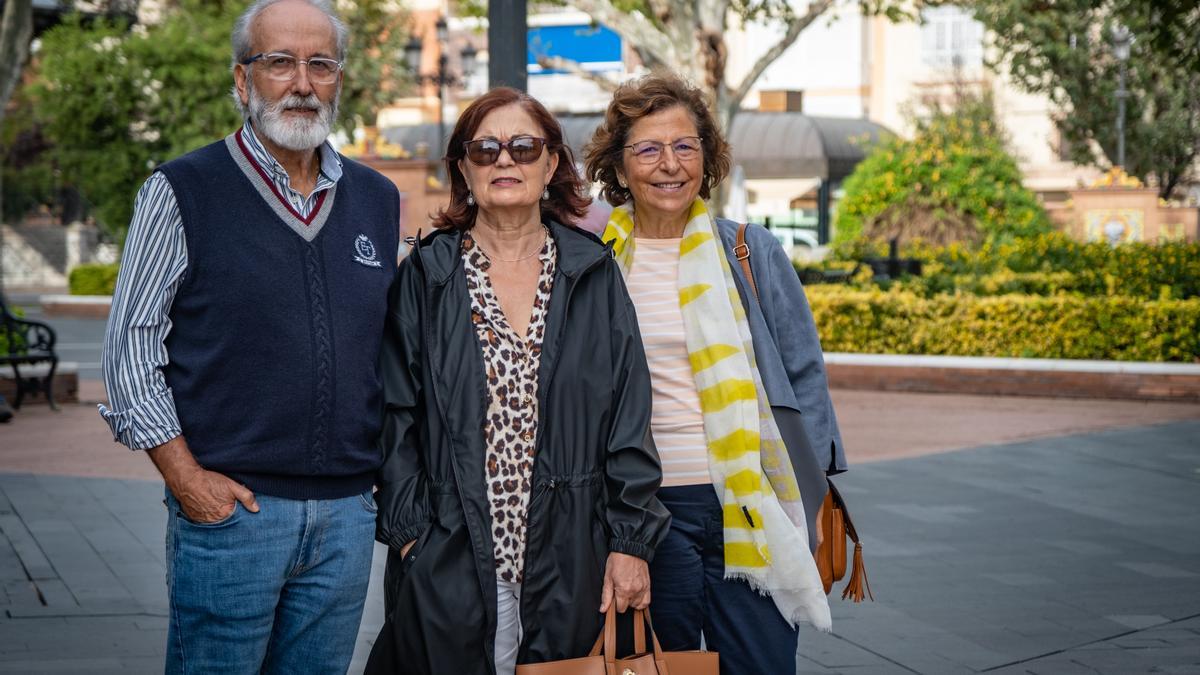 Carmelo Sayago, Carmen Rubiales y Marisol Sancho, en el paseo de San Francisco.