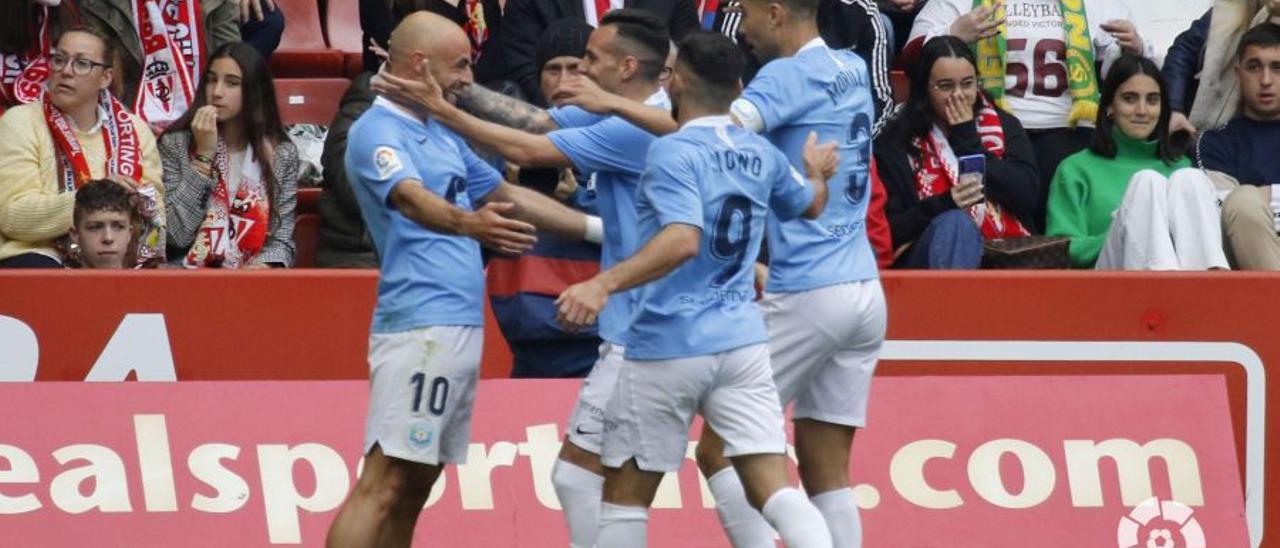 Ekain celebra su último gol en El Molinón