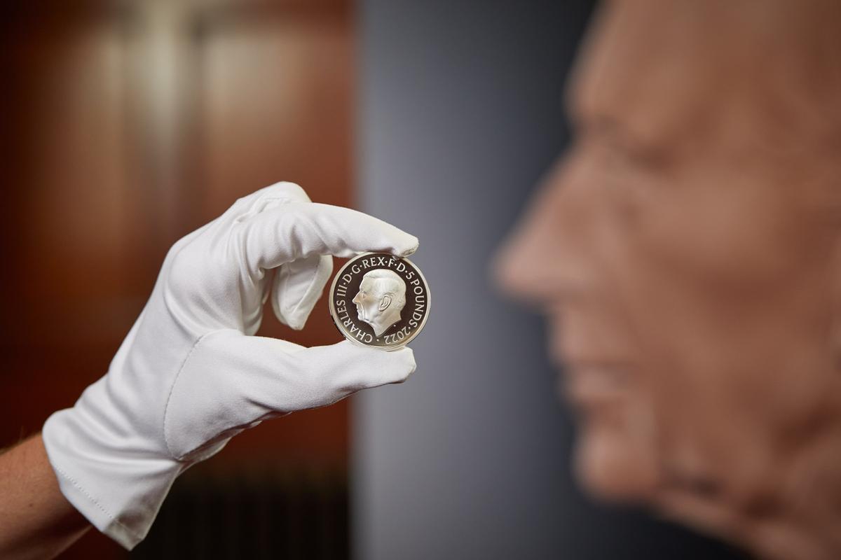 Así son las primeras monedas con el retrato del rey Carlos III