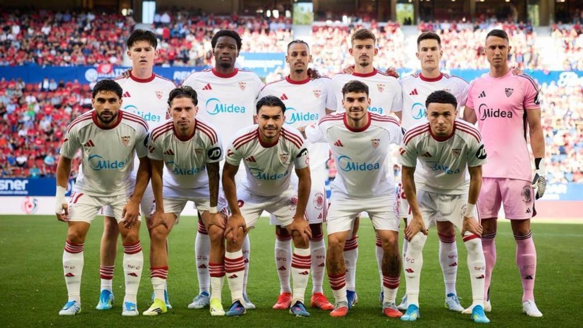 Los jugadores del Sevilla FC posan en El Sadar en la previa de Liga ante CA Osasuna