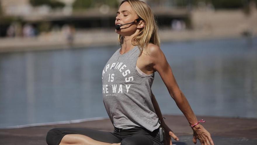 Yoga solidario con Verónica Blume en el Parc de la Mar