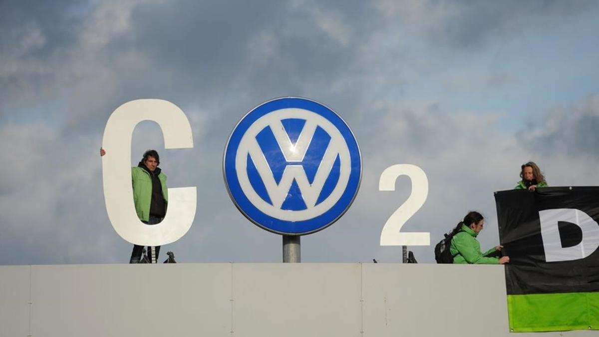 Activistas de Greenpeace en una acción de protesta en la entrada de la sede central de Volkswagen en Wolfsburg en Alemania.