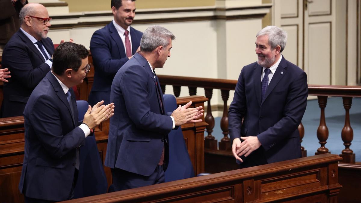 El vicepresidente Manuel Domínguez aplaude en el salón de plenos al presidente Fernando Clavijo, el miércoles, en el debate.