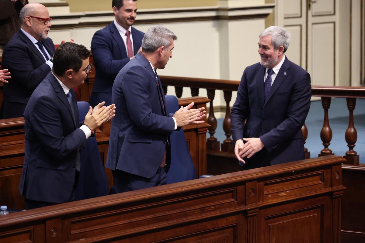 El vicepresidente Manuel Domínguez aplaude en el salón de plenos al presidente Fernando Clavijo, el miércoles, en el debate.