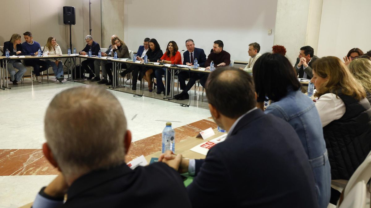 El secretario general del PSOE de Andalucía, Juan Espadas, le presenta los cambios a la ejecutiva regional.