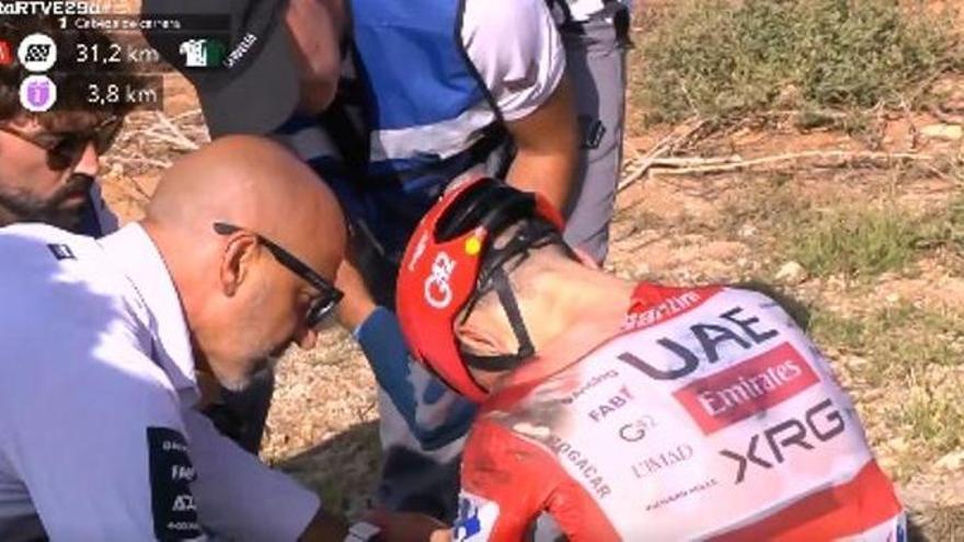 Golpe a la Vuelta: Pogacar sufre una dura caída en la octava etapa