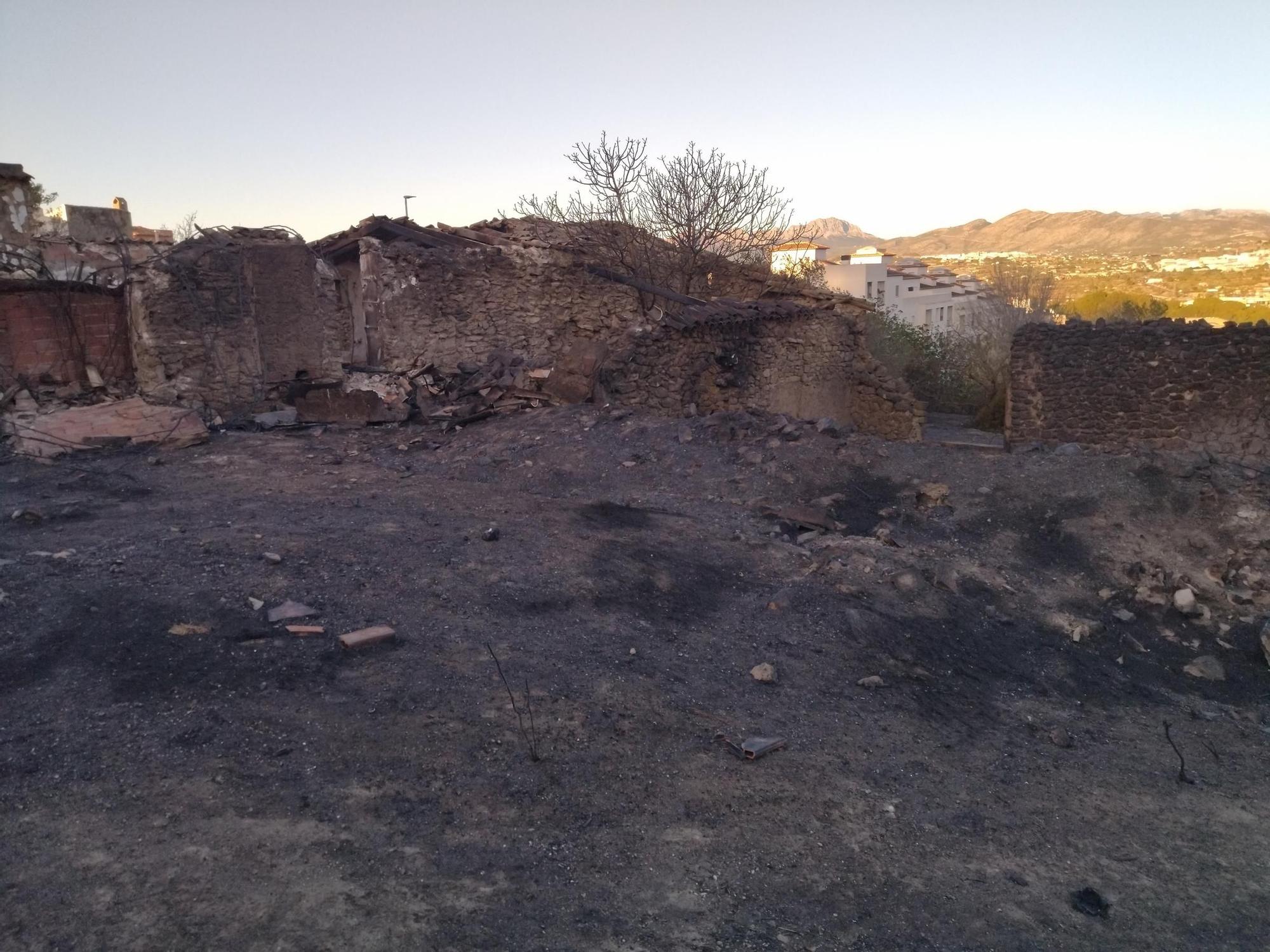 Los estragos del incendio de Teulada que desató el castillo de fuegos artificiales (imágenes)