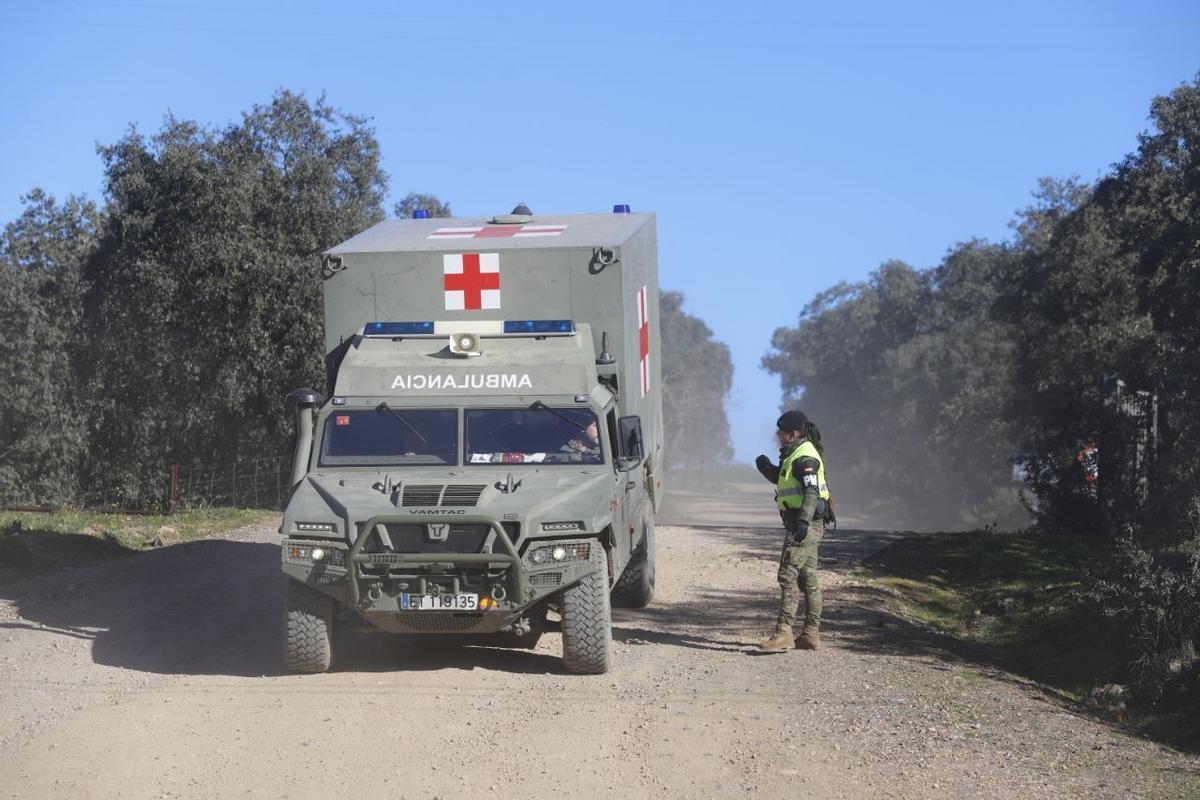 Una ambulancia militar en la zona de Cerro Muriano donde se encuentra el lago en el que se busca a dos militares desaparecidos durante unas maniobras.