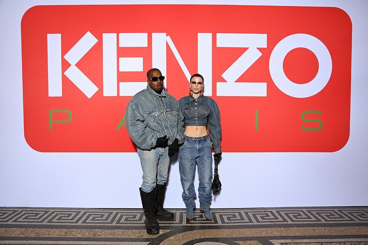 Kanye West y Julia Fox posan en el desfile de Kenzo, en París, con looks denim vaqueros