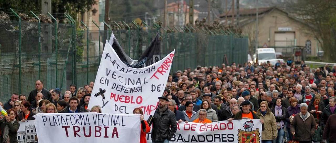 Vecinos de Trubia se manifiestan contra los despidos en marzo de 2013.