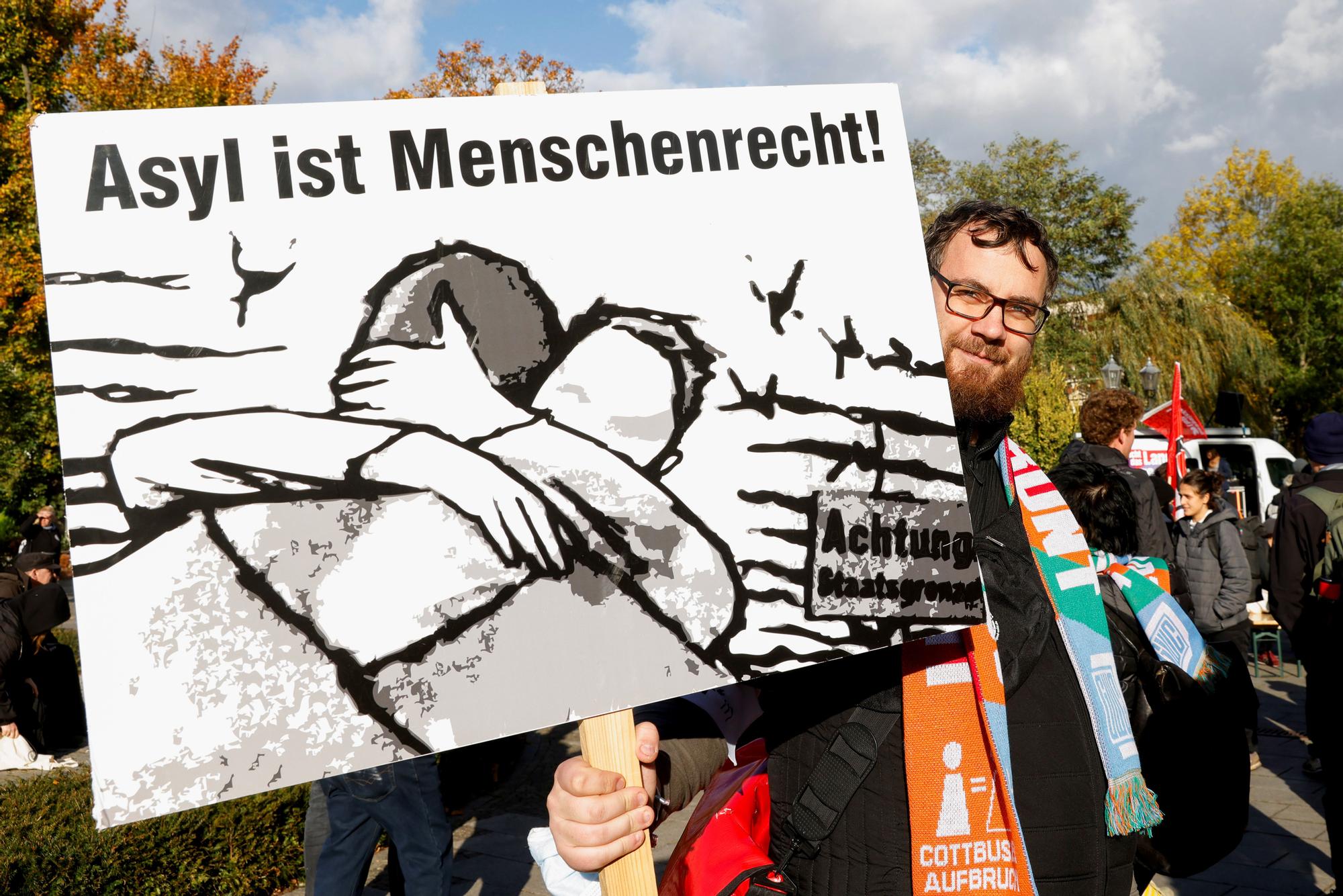 &quot;El asilo es un derecho humano&quot;, reza una de las pancartas de los participantes en una vigilia de 24 horas de apoyo a los migrantes en la frontera entre Alemania y Polonia.