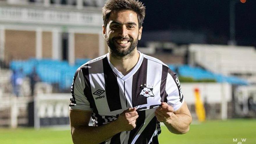 El delantero uruguayo del Hércules Pastorini, con la camiseta del Wanderers.