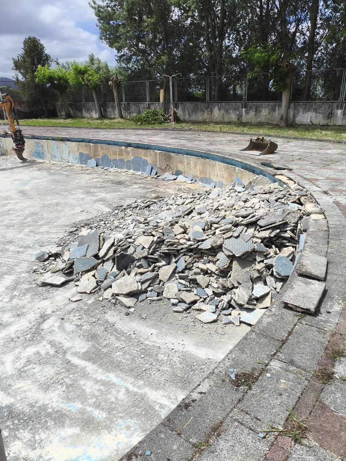 En imágenes: así avanzan las obras para recuperar la piscina de La Laboral