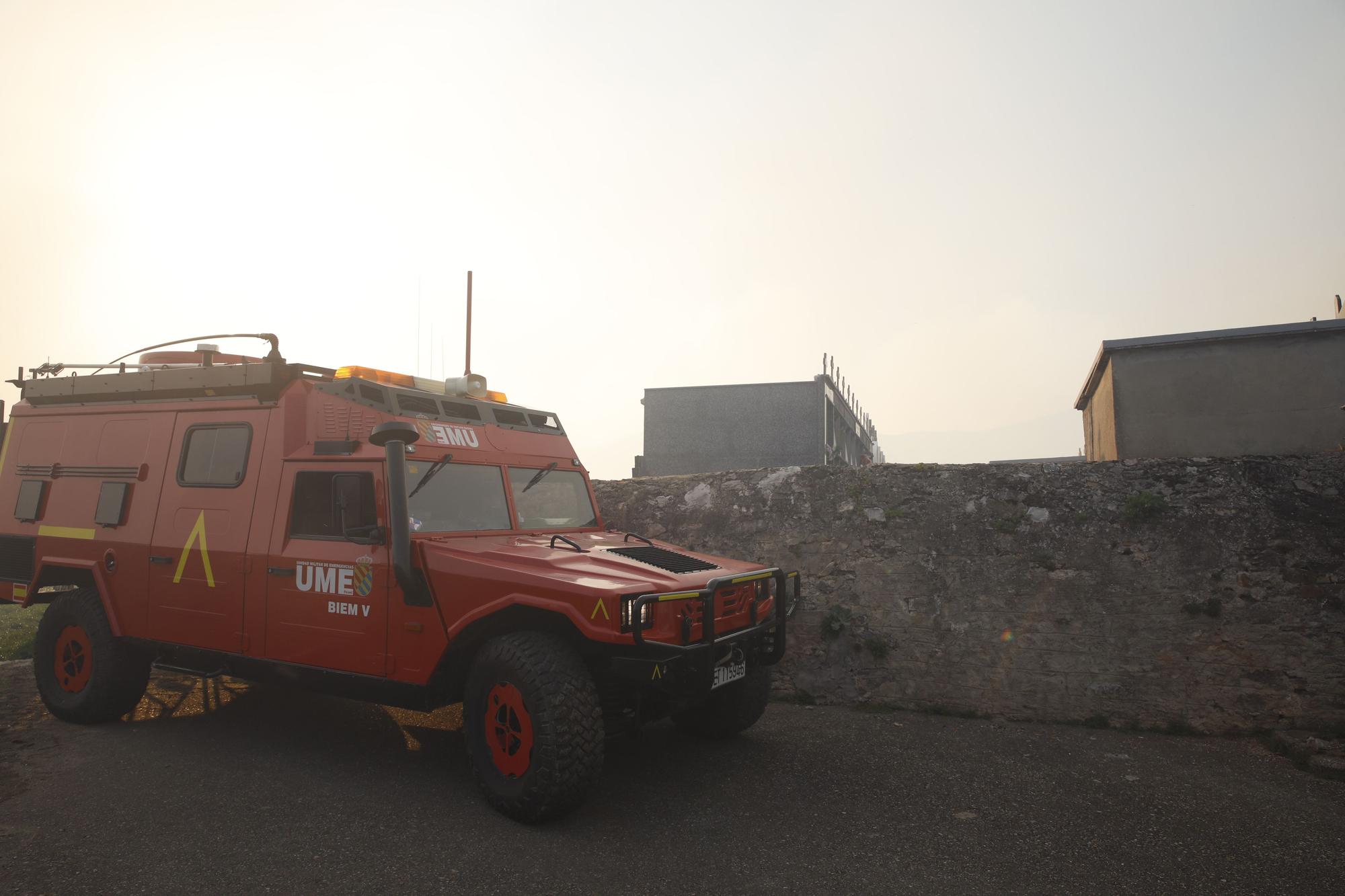 EN IMÁGENES: bomberos, vecinos y la UME luchan contra el preocupante incendio en Tineo