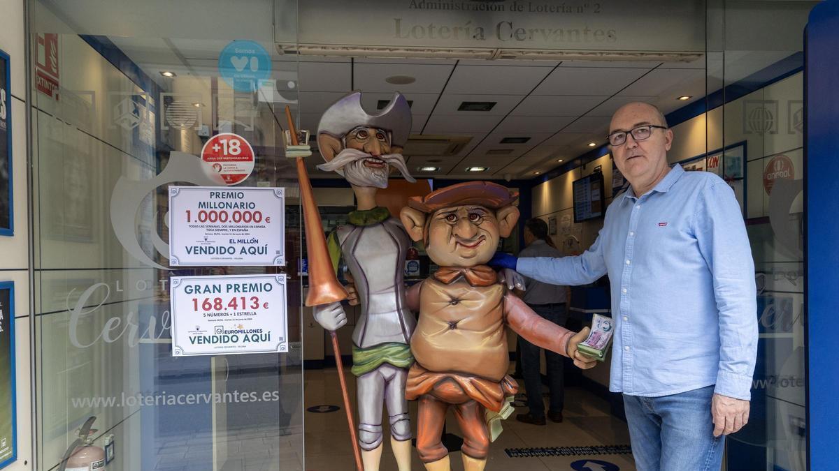 Esta misma administración ya repartió tres premios del Euromillón en Villena el pasado año.