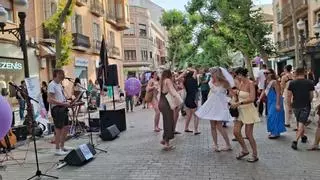 ¡Viva el comercio de Dénia y... viva la novia!: gran ambiente en el Tendetes Fest