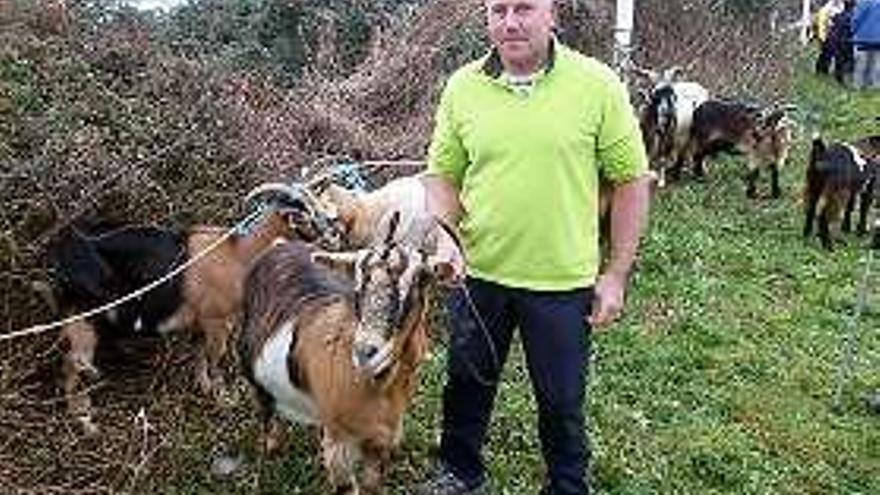 Jorge Asprón, junto a una cabra recién comprada en la feria.