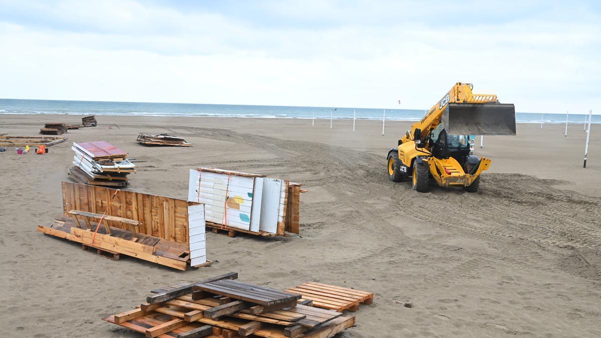 Los chiringuitos de la playa de Castelló toman forma para abrir el 1 de abril