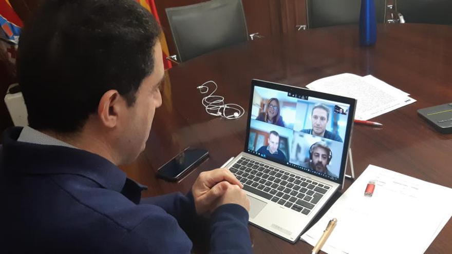 El alcalde manteniendo un encuentro virtual con representantes empresariales