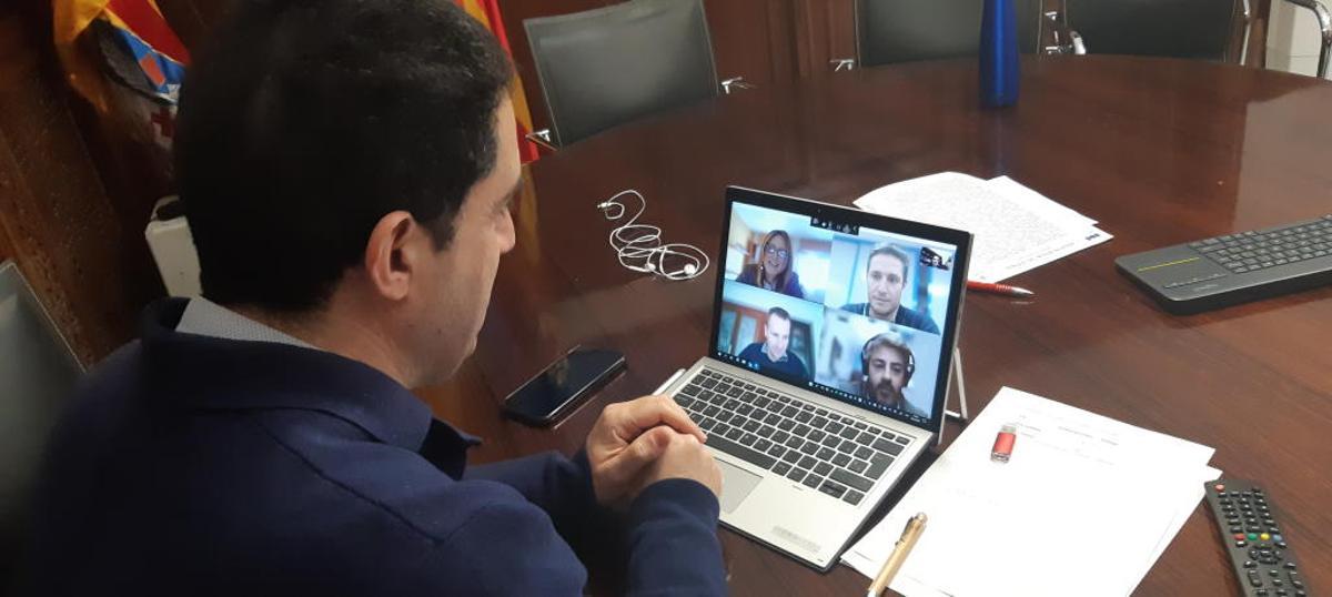 El alcalde manteniendo un encuentro virtual con representantes empresariales
