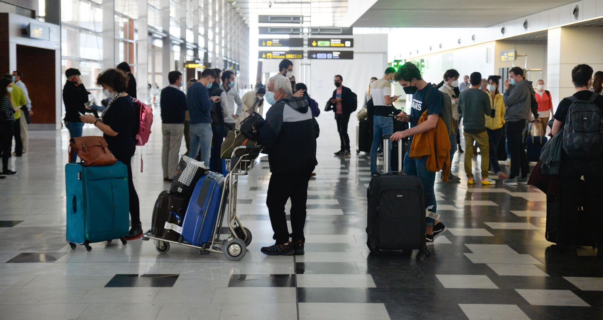 Caos en el aeropuerto de Gran Canaria por las cancelaciones de vuelos a Madrid