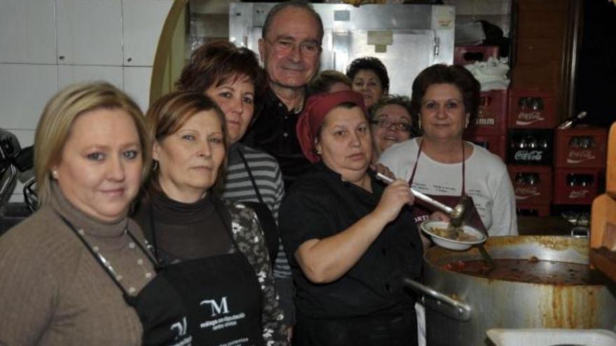 La foto original, en la que se aprecia el logo de la Diputación de Málaga en los mandiles de las mujeres.