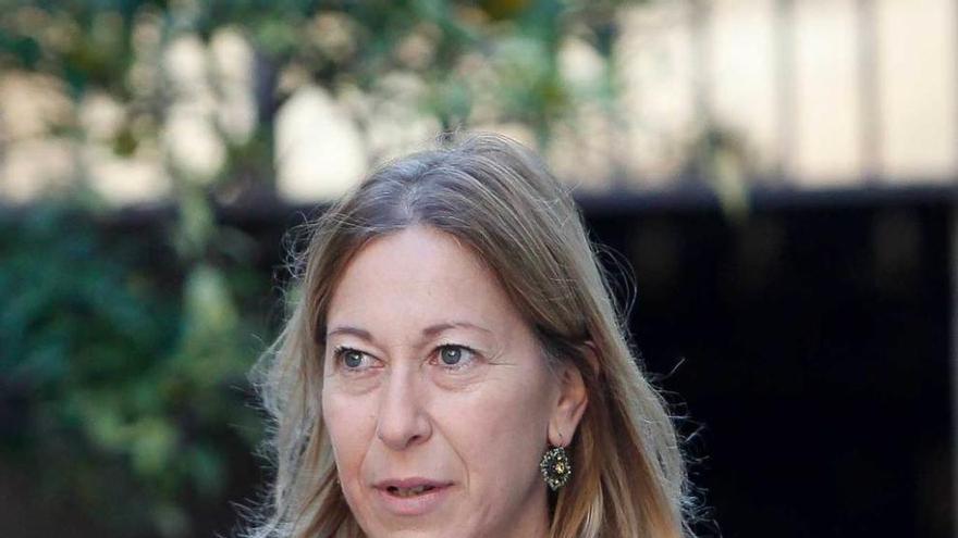 Neus Munté, a su llegada ayer a la reunión del Gobierno catalán.