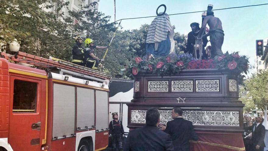 Un cable impide pasar por la Rambla al Cristo de las Penas y la Santa Mujer Verónica