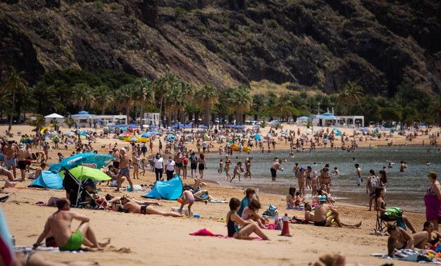 Caravanistas instalados en la zona de aparcamiento de la playa de Las Teresitas