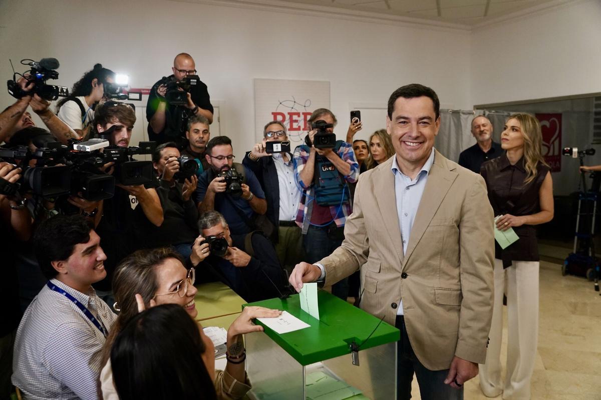 Juanma Moreno acudeix a les urnes amb «molt bones sensacions» i espera una alta participació: «Ara tot està obert»