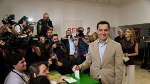 Juanma Moreno acudeix a les urnes amb «molt bones sensacions» i espera una alta participació: «Ara tot està obert»