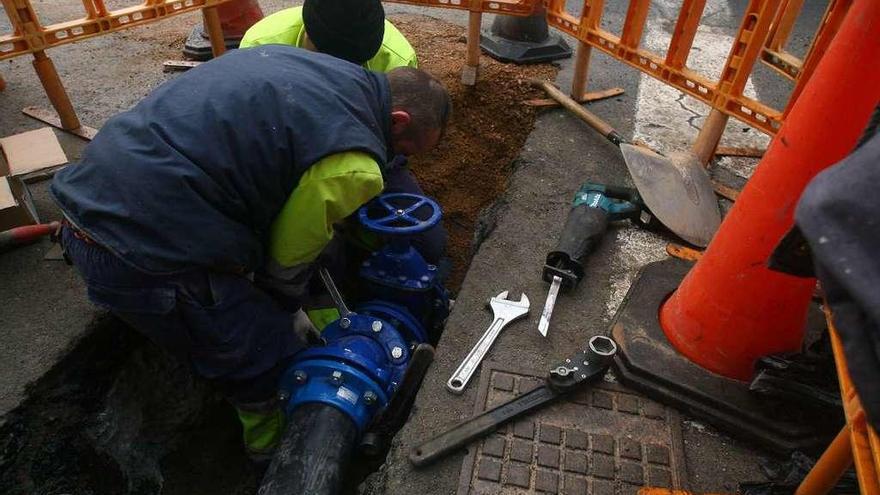 Operarios realizando una conexión en la red, en el cruce de la Avenida de Santiago. // Bernabé/Adrián Rei