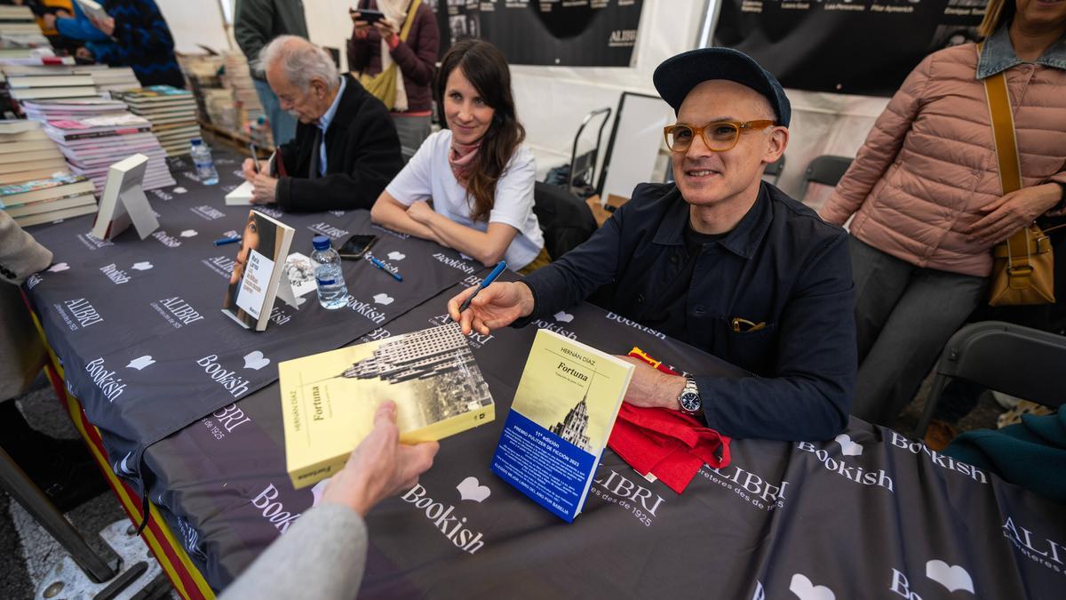 Hernan Diaz, premio pulitzer de este año por su libro 'Fortuna' firma uno de sus ejemplares junto a María Larrea, autora de 'Los de Bilbao nacen donde quieren'. FOTO de ZOWY VOETEN